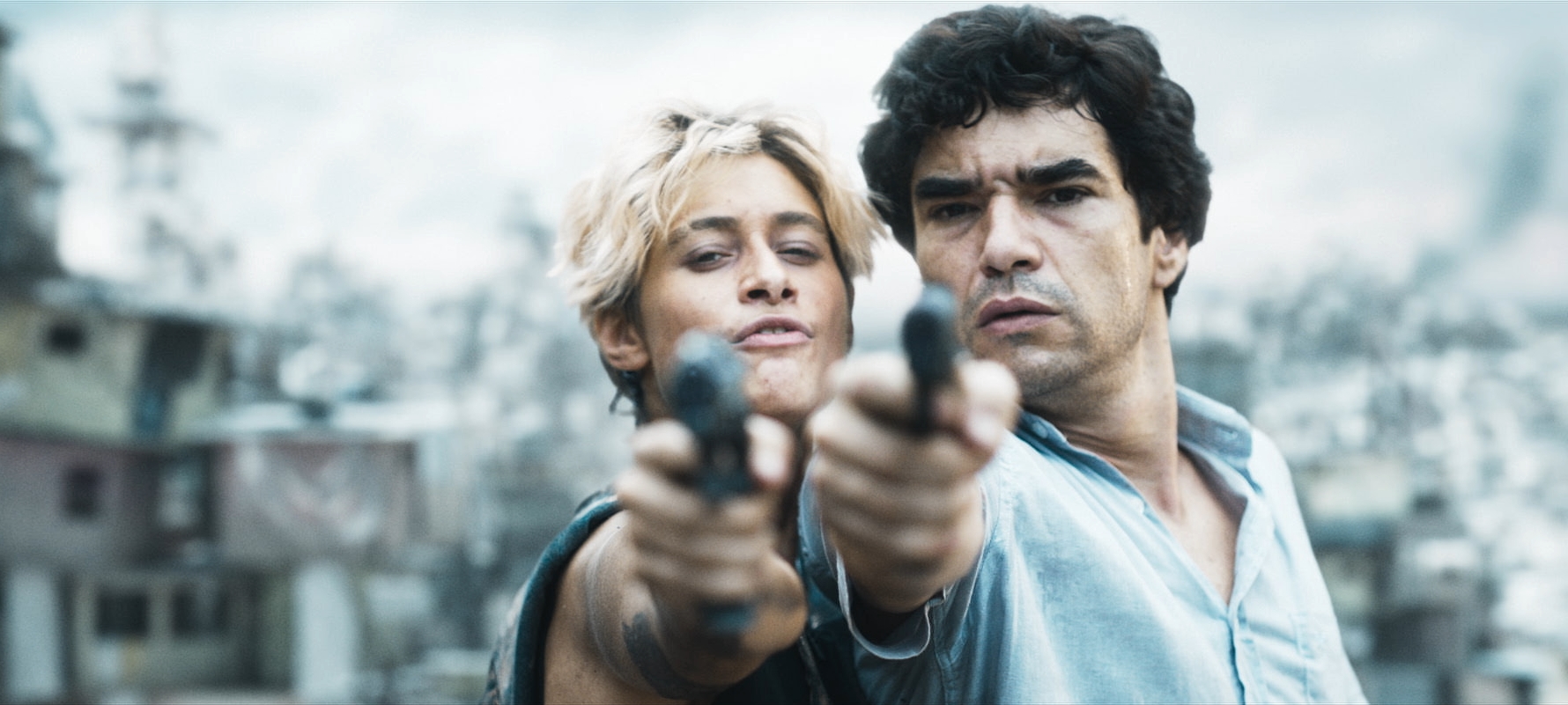 Super-herói brasileiro Overman ganha vida em filme com Caco